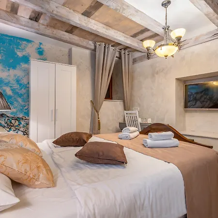 Heritage Palace Varos - Mag Quaint & Elegant Boutique